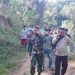 Aparat Babinsa, Bhabinkamtibmas dibantu warga sekitar saat mengevakuasi jasad NH (23) yang ditemukan tewas bunuh diri, Ahad (6/5/2023). (F. istimewa)