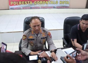 Kapolresta Gorontalo Kota Kombes Pol Ade Permana didampingi Kasat Narkoba AKP Cecep Ibnu Hamadi saat konferensi pers, Selasa (23/5/2023).