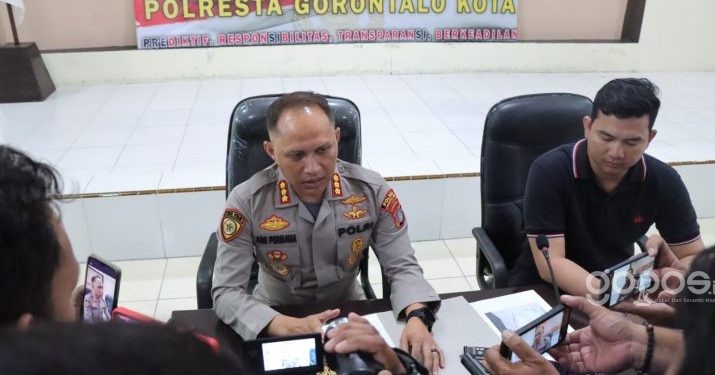 Kapolresta Gorontalo Kota Kombes Pol Ade Permana didampingi Kasat Narkoba AKP Cecep Ibnu Hamadi saat konferensi pers, Selasa (23/5/2023).