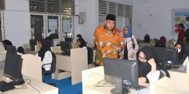 Rektor UNG, Eduart Wolok  saat meninjau pelaksanaan UTBK-SNBT di UNG (dok. UNG)