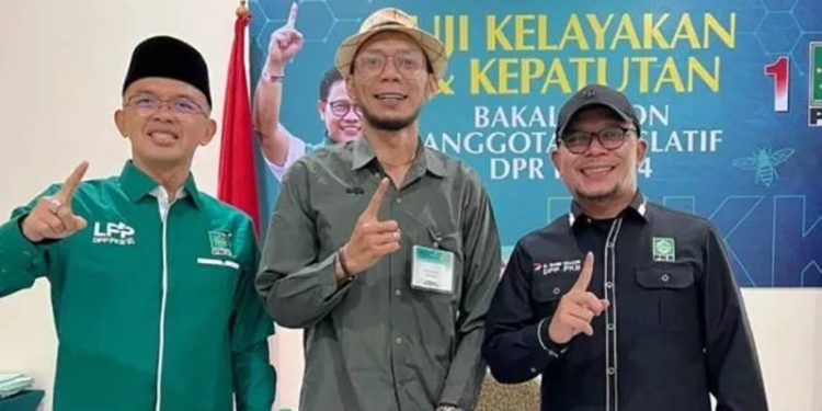 Sosok Norman Kamaru (tengah) mantan polisi viral dengan lagu 'Chaiyya Chaiyya' kini terjun di dunia politik (suara.com)