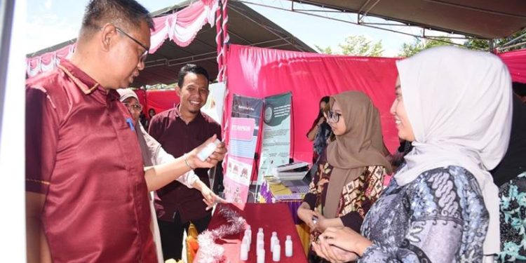 Produk mahasiswa turut dipamerkan di stan expo Manajemen UNG (dok. ung)
