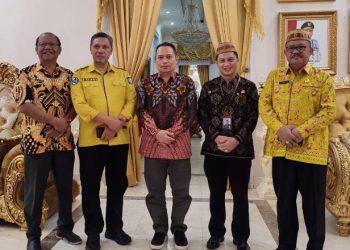 Penjabat Gubernur Gorontalo Ismail Pakaya (tengah) foto bersama dengan Kepala BPS Mukhamad Mukhanif (dua kanan) bertempat di Rudis Gubernur, Jumat (19/5/2023). Pertemuan tersebut membahas rencana pelaksanaan Sensus Pertanian 2023 dan hasil Registrasi Sosial Ekonomi yang saat ini masuk agenda konsultasi publik di tingkat desa. (FOTO: Isam – Diskominfotik).