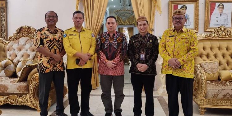 Penjabat Gubernur Gorontalo Ismail Pakaya (tengah) foto bersama dengan Kepala BPS Mukhamad Mukhanif (dua kanan) bertempat di Rudis Gubernur, Jumat (19/5/2023). Pertemuan tersebut membahas rencana pelaksanaan Sensus Pertanian 2023 dan hasil Registrasi Sosial Ekonomi yang saat ini masuk agenda konsultasi publik di tingkat desa. (FOTO: Isam – Diskominfotik).