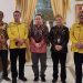 Penjabat Gubernur Gorontalo Ismail Pakaya (tengah) foto bersama dengan Kepala BPS Mukhamad Mukhanif (dua kanan) bertempat di Rudis Gubernur, Jumat (19/5/2023). Pertemuan tersebut membahas rencana pelaksanaan Sensus Pertanian 2023 dan hasil Registrasi Sosial Ekonomi yang saat ini masuk agenda konsultasi publik di tingkat desa. (FOTO: Isam – Diskominfotik).