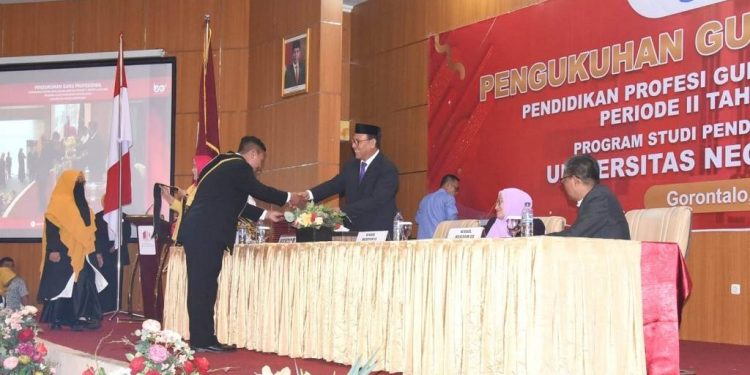 Pengukuhan ratusan guru profesional PPG dalam jabatan periode II tahun lulus 2022. (dok. ung)
