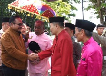 Penjagub Gorontalo Ismail Pakaya saat menyambut Menteri Agama RI, KH. Yaqut Cholil Qoumas saat berkunjung ke Provinisi Gorontalo, Minggu (21/5/2023). Kedatangan Yaqut juga disambut dengan Adat Mopotilolo. (hms/pemprov)
