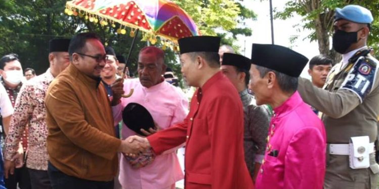 Penjagub Gorontalo Ismail Pakaya saat menyambut Menteri Agama RI, KH. Yaqut Cholil Qoumas saat berkunjung ke Provinisi Gorontalo, Minggu (21/5/2023). Kedatangan Yaqut juga disambut dengan Adat Mopotilolo. (hms/pemprov)