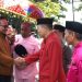 Penjagub Gorontalo Ismail Pakaya saat menyambut Menteri Agama RI, KH. Yaqut Cholil Qoumas saat berkunjung ke Provinisi Gorontalo, Minggu (21/5/2023). Kedatangan Yaqut juga disambut dengan Adat Mopotilolo. (hms/pemprov)