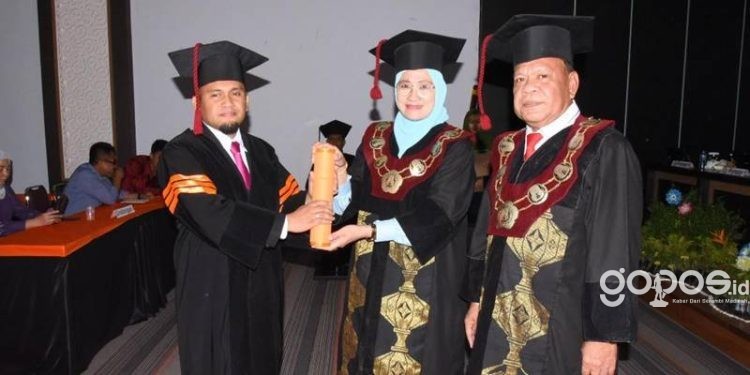 Pengukuhan Dr. Wahyudi Gobel, S.STP, M.Si, sebagai lulusan program doktor bidang administrasi publik, Selasa (23/5), di Aula Pascasarjana. (dok. ung)
