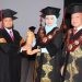 Pengukuhan Dr. Wahyudi Gobel, S.STP, M.Si, sebagai lulusan program doktor bidang administrasi publik, Selasa (23/5), di Aula Pascasarjana. (dok. ung)