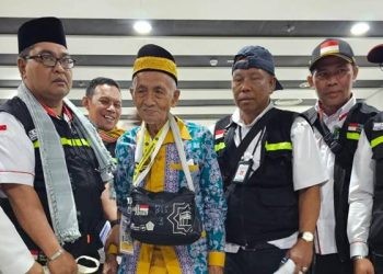 Harun Bin Senar usia 119 Tahun, jemaah haj tertua Indonesia, didampingi petugas haji PPIH Arab Saudi (foto: kemenag.go.id)