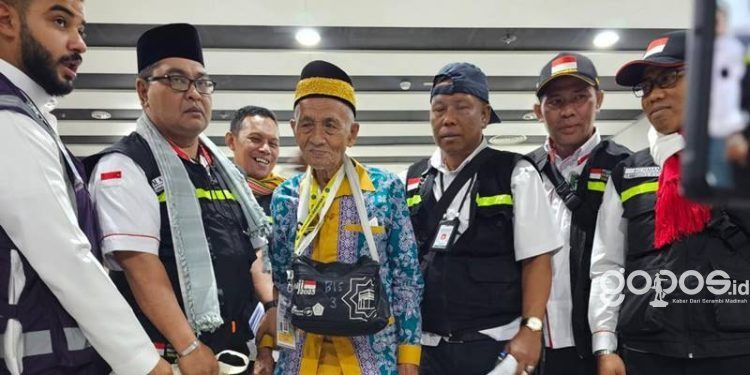 Harun Bin Senar usia 119 Tahun, jemaah haj tertua Indonesia, didampingi petugas haji PPIH Arab Saudi (foto: kemenag.go.id)