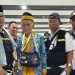 Harun Bin Senar usia 119 Tahun, jemaah haj tertua Indonesia, didampingi petugas haji PPIH Arab Saudi (foto: kemenag.go.id)