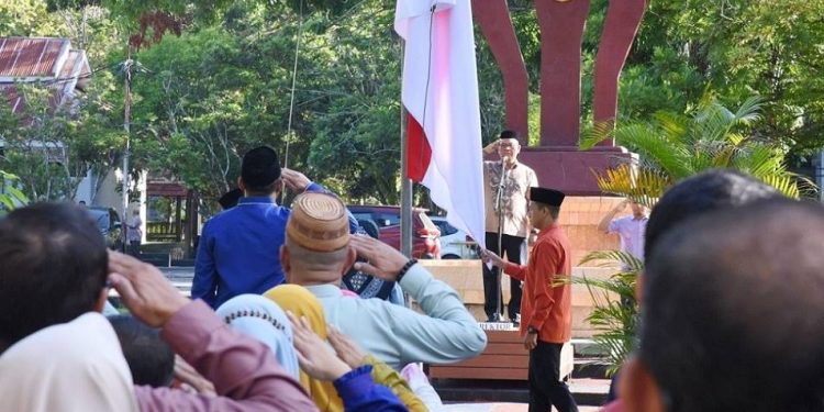 Upacara bendara dalam rangka memperingatai Hardiknas di Lingkungan Civitas Akademik UNG, Selasa (2/5/2023) (dok. ung)