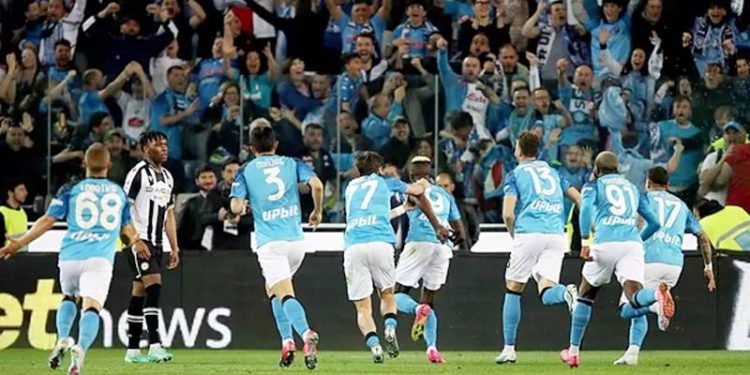 Para pemain Napoli merayakan gol Osimhen ke gawang Udinese dan memastikan tim Azzuri tersebut mengunci Scudetto musim ini (marca)