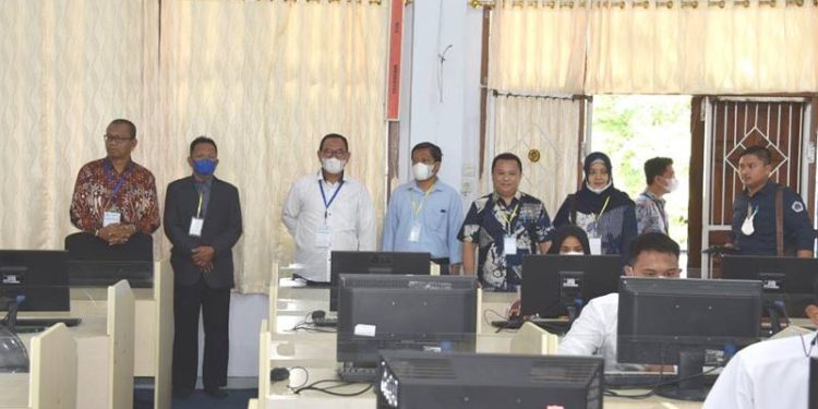 Peninjauan persiapan UTBK-SNBT di Laboratorium Komputer milik UNG (dok. ung)