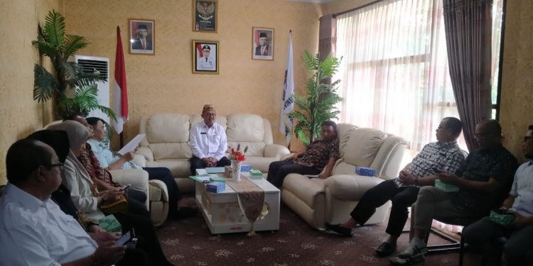 Kepala DPMD Dukcapil Provinsi Gorontalo Slamet Bakri saat memberikan  keterangan tentang pelayanan ekstra untuk 41 ribu warga di Gorontalo yang belum memiliki e-KTP.