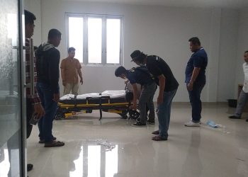 Jasad bocah 10 tahun usai diotopsi di RS Bhayangkara dan akan segera dimakamkan, Selasa (16/5/2023).(F. Abin/gopos)