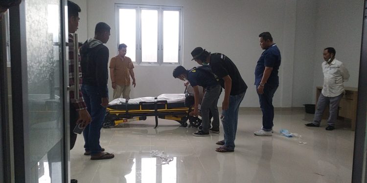 Jasad bocah 10 tahun usai diotopsi di RS Bhayangkara dan akan segera dimakamkan, Selasa (16/5/2023).(F. Abin/gopos)