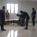 Jasad bocah 10 tahun usai diotopsi di RS Bhayangkara dan akan segera dimakamkan, Selasa (16/5/2023).(F. Abin/gopos)