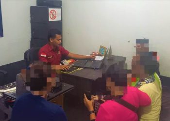 Empat pelaku judi remi saat diperiksa penyidik pidum Sat Reskrim Polres Gorontalo Kota. (f. istimewa)