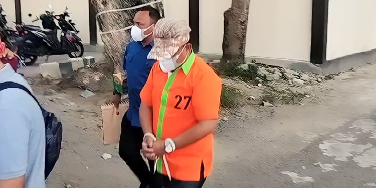 Oknum politisi RT saat digelandang di Polda Gorontalo atas dugaan kepemilikan narkoba.