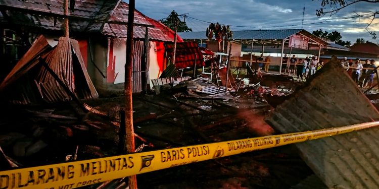 Sebuah rumah makan di Desa Moutong, Tilongkabla, Bone Bolango ludes dilalap api, Senin (15/5/2023).