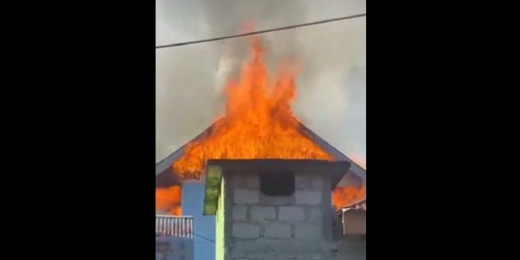 Rumah eks petugas damkar di Desa Tunggulo, Kecamatan Limboto Barat, Kabupaten Gorontalo terbakar.
