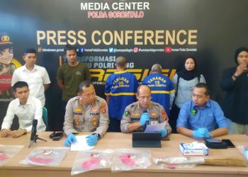 Kabid Dokkes Polda Gorontalo Kombes Pol Toto Sugiharto bersama Kapolres Gorontalo AKBP Dadang Wijaya dan dokter forensik dr Leonardus saat memberikan keterangan pers terkait penganiayaan bocah yang meninggal dunia, Rabu (17/5/2023). (F. Abin/gopos)