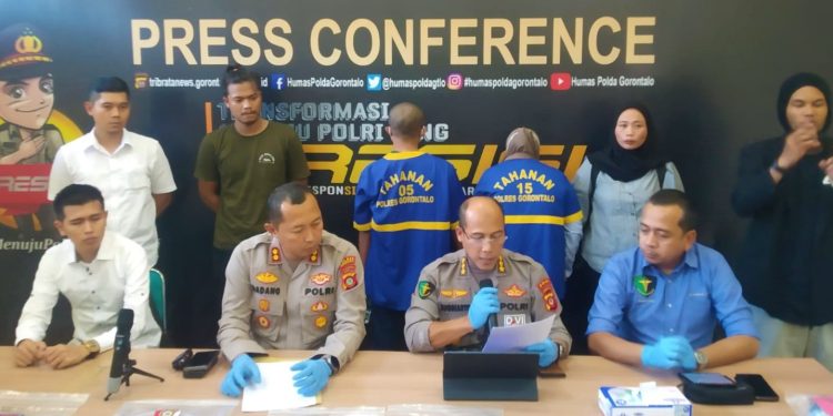 Kabid Dokkes Polda Gorontalo Kombes Pol Toto Sugiharto bersama Kapolres Gorontalo AKBP Dadang Wijaya dan dokter forensik dr Leonardus saat memberikan keterangan pers terkait penganiayaan bocah yang meninggal dunia, Rabu (17/5/2023). (F. Abin/gopos)