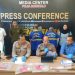 Kabid Dokkes Polda Gorontalo Kombes Pol Toto Sugiharto bersama Kapolres Gorontalo AKBP Dadang Wijaya dan dokter forensik dr Leonardus saat memberikan keterangan pers terkait penganiayaan bocah yang meninggal dunia, Rabu (17/5/2023). (F. Abin/gopos)