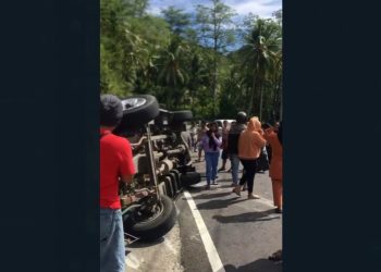 Screenshoot video kecelakaan minibus yang membawa rombongan Alkhairat Moodu yang mengalami kecelakaan tunggal di Kecamatan Mananggu, Boalemo, Senin (1/5/2023).