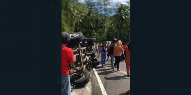Screenshoot video kecelakaan minibus yang membawa rombongan Alkhairat Moodu yang mengalami kecelakaan tunggal di Kecamatan Mananggu, Boalemo, Senin (1/5/2023).