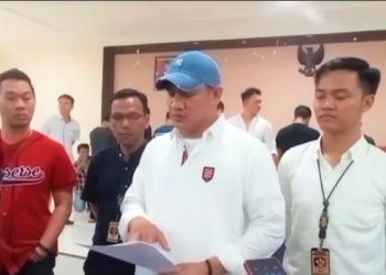 Kasat Reskrim Polresta Gorontalo Kota Kompol Leonardo Widharta saat memberikan keterangan pers terkait bentrok di depan Makro Supermarket yang terjadi beberapa waktu lalu.