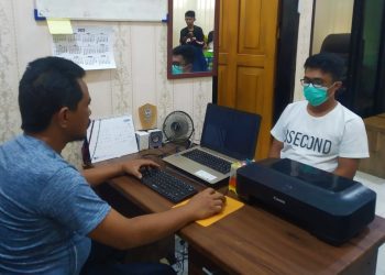 Tersangka MIE alias Imam (32) yang merupakan paman korban saat diperiksa penyidik unit PPA Sat Reskrim Polres Gorontalo, Senin (15/5/2023). (F. Abin/gopos)