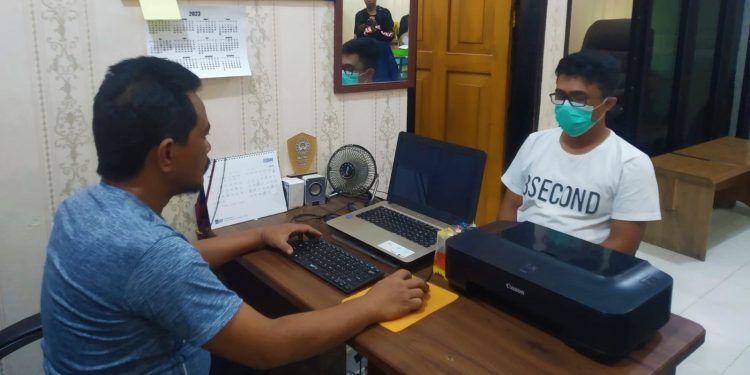 Tersangka MIE alias Imam (32) yang merupakan paman korban saat diperiksa penyidik unit PPA Sat Reskrim Polres Gorontalo, Senin (15/5/2023). (F. Abin/gopos)