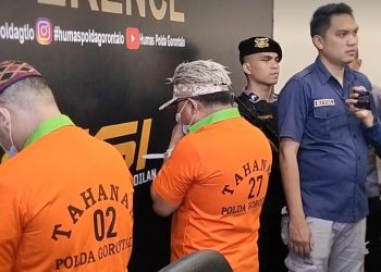 Politisi RT (seragam tahahan 27) tak kuasa menahan tangis pada konferensi pers di Polda Gorontalo, Selasa (23/5/2023). (F. Putra/gopos)