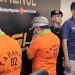 Politisi RT (seragam tahahan 27) tak kuasa menahan tangis pada konferensi pers di Polda Gorontalo, Selasa (23/5/2023). (F. Putra/gopos)