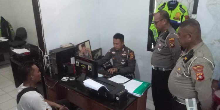 Terduga pelaku tabrak lari berinisial SMN (38) saat diperiksa unit Laka Lantas, Sat Lantas Polresta Gorontalo Kota, Senin (22/5/2023). (Sari/gopos)