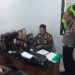 Terduga pelaku tabrak lari berinisial SMN (38) saat diperiksa unit Laka Lantas, Sat Lantas Polresta Gorontalo Kota, Senin (22/5/2023). (Sari/gopos)