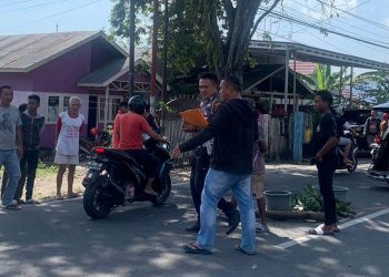 Petugas Satlantas Polresta Gorontalo Kota melakukan olah TKP peristiwa kecelakaan yang menewaskan seorang pengendara sepeda motor Suzuki Satria FU di Jl. Raja Eyato, Kelurahan Molosifat W, Kota Barat, Kota Gorontalo.(F. Sari/gopos)