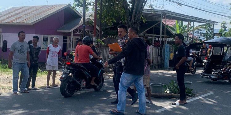 Petugas Satlantas Polresta Gorontalo Kota melakukan olah TKP peristiwa kecelakaan yang menewaskan seorang pengendara sepeda motor Suzuki Satria FU di Jl. Raja Eyato, Kelurahan Molosifat W, Kota Barat, Kota Gorontalo.(F. Sari/gopos)