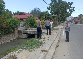 Aparat Satlantas Polresta Gorontalo Kota sedang melakukan olah TKP usai insiden tabrak lari di jalan Madura, Liluwo, Kota Tengah, Kota Gorontalo, Ahad (14/5/2023).