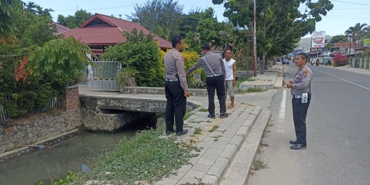 Aparat Satlantas Polresta Gorontalo Kota sedang melakukan olah TKP usai insiden tabrak lari di jalan Madura, Liluwo, Kota Tengah, Kota Gorontalo, Ahad (14/5/2023).