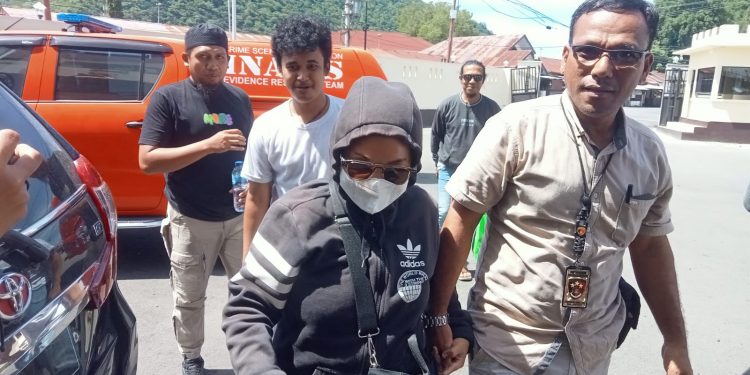 Tante Ika yang membawa kabur bocah 6 tahun saat digelandang ke Polresta Gorontalo Kota, Sabtu (6/5/2023). (F. Sari/gopos)
