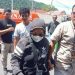 Tante Ika yang membawa kabur bocah 6 tahun saat digelandang ke Polresta Gorontalo Kota, Sabtu (6/5/2023). (F. Sari/gopos)