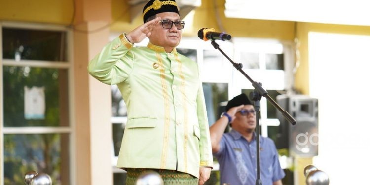 Wali Kota Gorontalo, Marten Taha mengikuti Upacara Hari Lahir Pancasila di Halaman Kantor Walikota Gorontalo, Kamus (1/6/2023). (Foto: Humas)