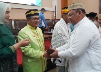 Walikota Gorontalo, Marten Taha berpesan kepada seluruh jemaah calon haji di Kota Gorontalo saat menghadiri doa pemberangkatan jamaah calon haji tahun 2023, Kamis (1/6/2023). (Foto: Humas)