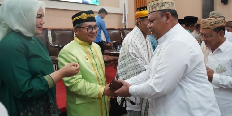 Walikota Gorontalo, Marten Taha berpesan kepada seluruh jemaah calon haji di Kota Gorontalo saat menghadiri doa pemberangkatan jamaah calon haji tahun 2023, Kamis (1/6/2023). (Foto: Humas)